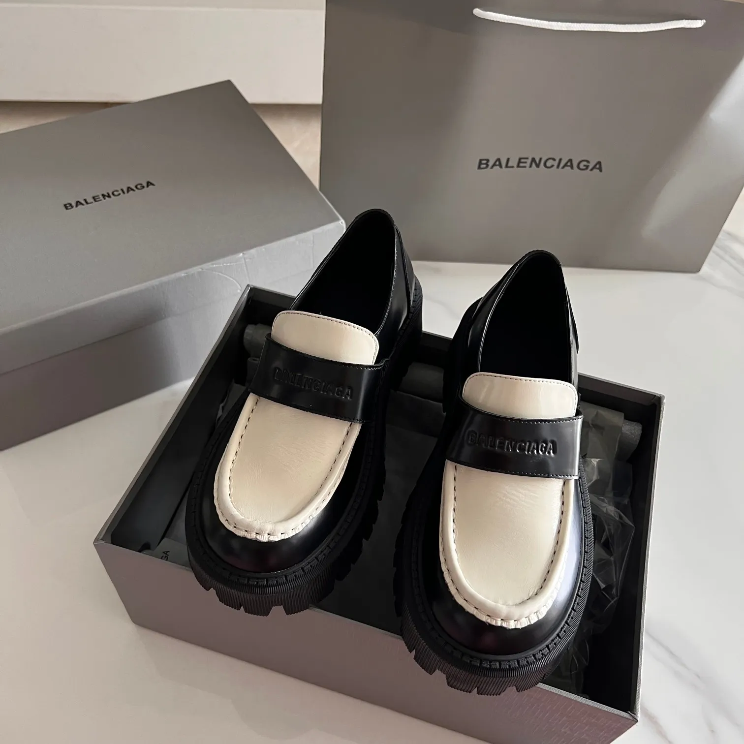 👟👟Ex-factory price 600👟👟 BALENCIAGA# Balenciaga's new big-toe derby shoes TRACTOR big-toe derby shoes loafers👞 Original medium-gloss open-edge beaded cowhide. Restrained and stylish. Matched with the brand logo on the shoe cover. The rhythm of closing your eyes. The lining and feet are made of black silk cowhide. The texture is soft and delicate. The gear-shaped rubber outsole is 5cm higher. Size: 35-40 (customization of 40 pieces is not returnable)